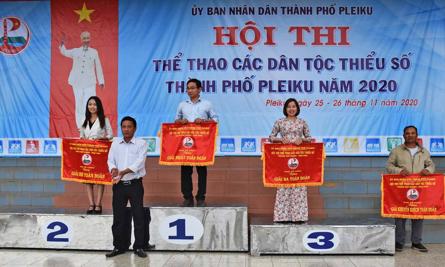Ông Bùi Văn Trung-Giám đốc Trung tâm Văn hóa-Thông tin và Thể thao TP. Pleiku, Phó ban tổ chức hội thi trao giải nhất, nhì, ba và khuyến khích toàn đoàn cho các đơn vị. Ảnh: Hà Phương