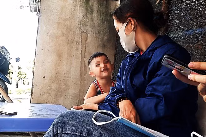 Chị N.T.G phải mất 4 lần chạy lên xuống mới đòi được tiền đã đóng cho Công ty V.A nhưng không nhận được việc làm. ẢNH: NHẬT LINH