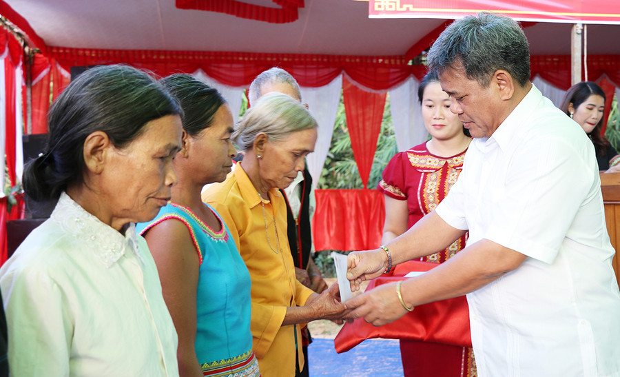 Ông Hồ Văn Điềm-Ủy viên Ban Thường vụ Tỉnh ủy, Chủ tịch Ủy ban MTTQ Việt Nam tỉnh tặng quà cho các gia đình khó khăn của làng Kon Măh (xã Hà Tây, huyện Chư Păh). Ảnh: Phương Linh  Ông Hồ Văn Điềm-Ủy viên Ban Thường vụ Tỉnh ủy, Chủ tịch Ủy ban MTTQ Việt Nam tỉnh tặng quà cho các gia đình khó khăn của làng Kon Măh (xã Hà Tây, huyện Chư Păh). Ảnh: Phương Linh