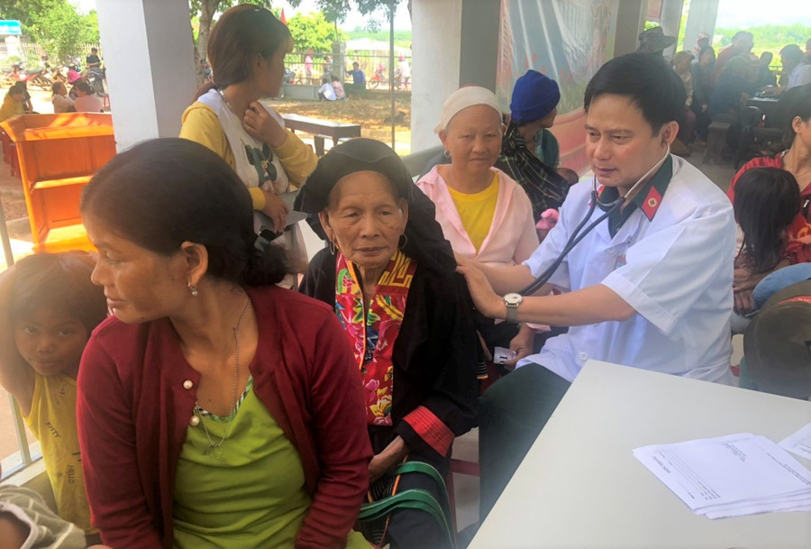 Bệnh viện Quân y 15 (Binh đoàn 15) khám bệnh miễn phí cho NCT. Ảnh: Đinh Yến 