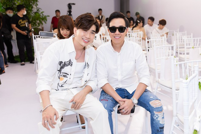 Chi Dân thân thiết ngồi cạnh Anh Đức. Anh Đức từng được fan ghán ghép với Midu nhưng chưa thành công ẢNH: NVCC