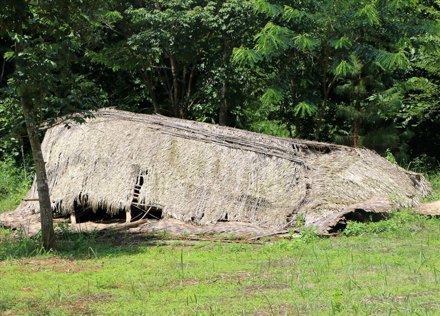 Nhà truyền thống của người Mạ tại khu du lịch thác Liêng Nung bị sập đổ nhưng không được khắc phục. ẢNH: BẢO LÂM