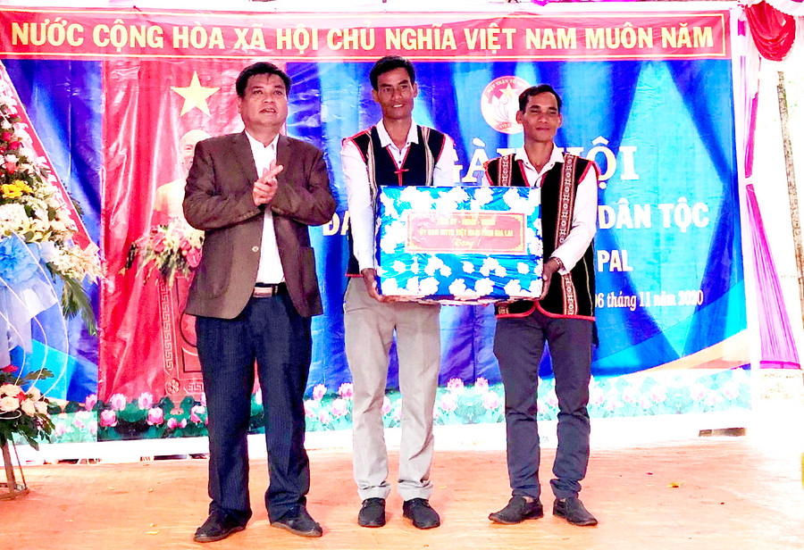 Phó Chủ tịch UBND tỉnh Kpă Thuyên trao tặng quà cho nhân dân làng Ia Pết. Ảnh: Lê Hòa