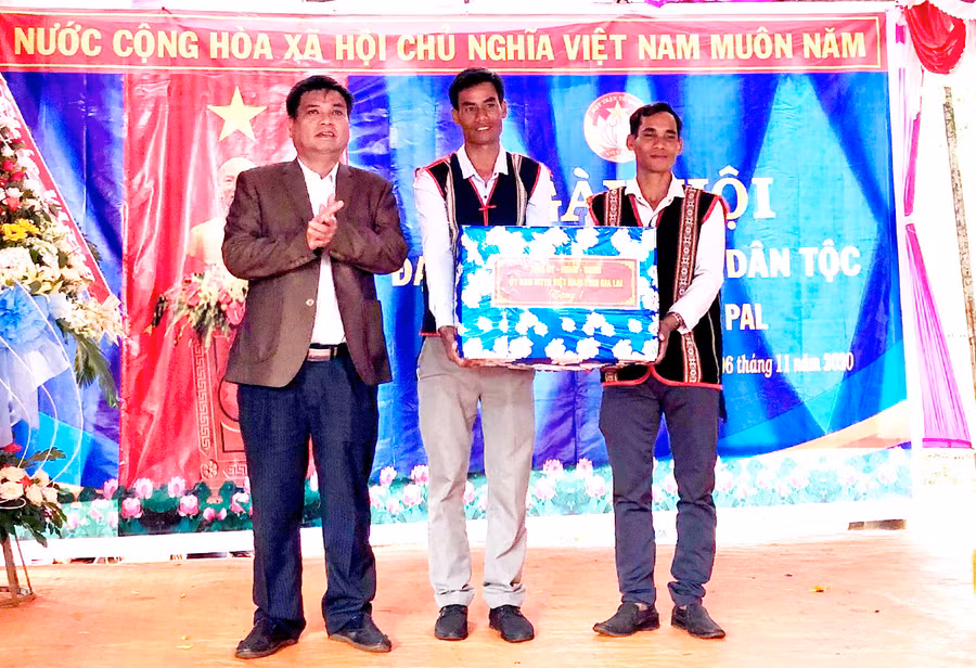 Phó Chủ tịch UBND tỉnh Kpă Thuyên trao tặng quà cho nhân dân làng Ia Pết. Ảnh: Lê Hòa