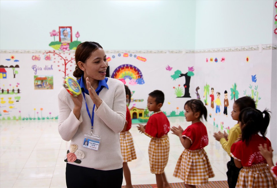 Cô Linh phải luôn tìm mọi cách vừa dạy, vừa “dỗ” các em học sinh đến trường. Ảnh: A.L Cô Linh phải luôn tìm mọi cách vừa dạy, vừa “dỗ” các em học sinh đến trường. Ảnh: A.L