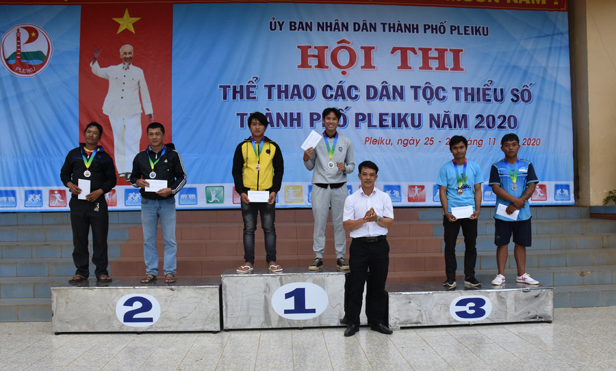 BTC trao huy chuong cho cac VDV dat thanh tich xuat sac tai hoi thi