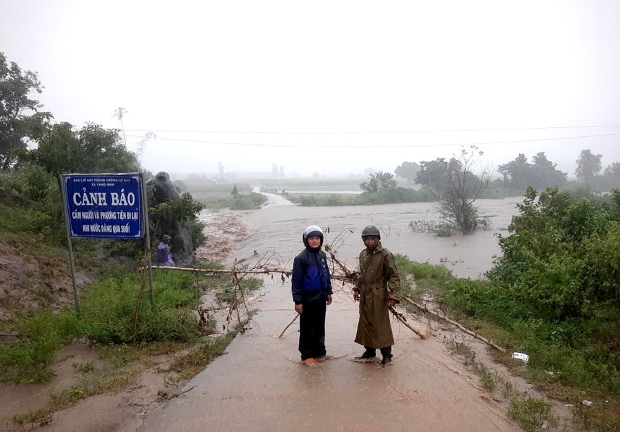 Cán bộ, chiến sĩ Công an huyện K ông Chro và chính quyền các địa phương chốt chặn tại các vị trí nước ngập đương để không cho người dân đi lại, tránh nguy hiểm. Ảnh Hải Lê