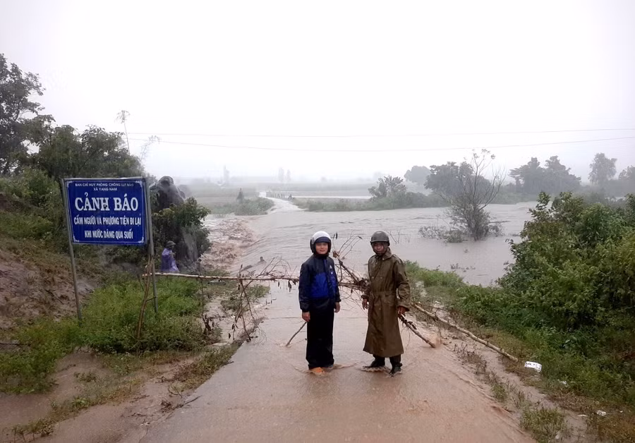 Cán bộ, chiến sĩ Công an huyện K ông Chro và chính quyền các địa phương chốt chặn tại các vị trí nước ngập đương để không cho người dân đi lại, tránh nguy hiểm. Ảnh Hải Lê