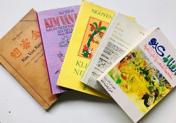 Các bản dịch Truyện Kiều được giới thiệu tại một triển lãm. (Nguồn: Vietnam+)