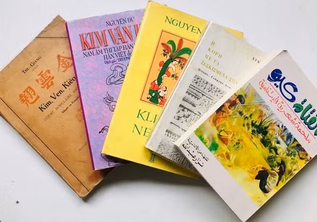 Các bản dịch Truyện Kiều được giới thiệu tại một triển lãm. (Nguồn: Vietnam+)