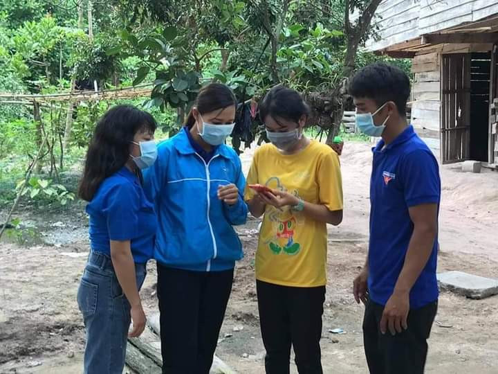 Đoàn viên, thanh niên hướng dẫn người dân cài đặt ứng dụng Bluezone. Ảnh: Vũ Chi Đoàn viên, thanh niên hướng dẫn người dân cài đặt ứng dụng Bluezone. Ảnh.Vũ Chi