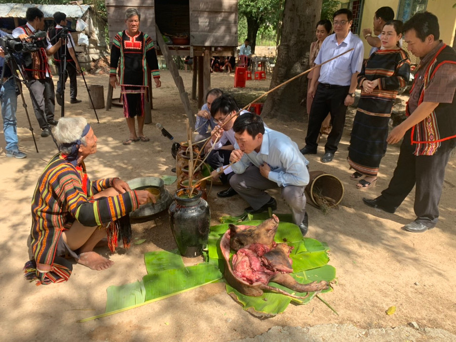 Khách mời cùng bà con dân làng uống rượu ghè chung vui với chủ nhà. Nhà nào đông khách coi như là niềm vinh dự, hứa hẹn vụ mùa tới bội thu.