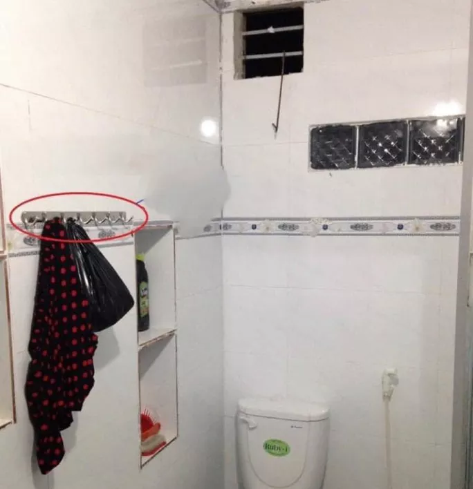 Móc treo quần áo trong nhà vệ sinh, nơi cháu L. được phát hiện tử vong Móc treo quần áo trong nhà vệ sinh, nơi cháu L. được phát hiện tử vong