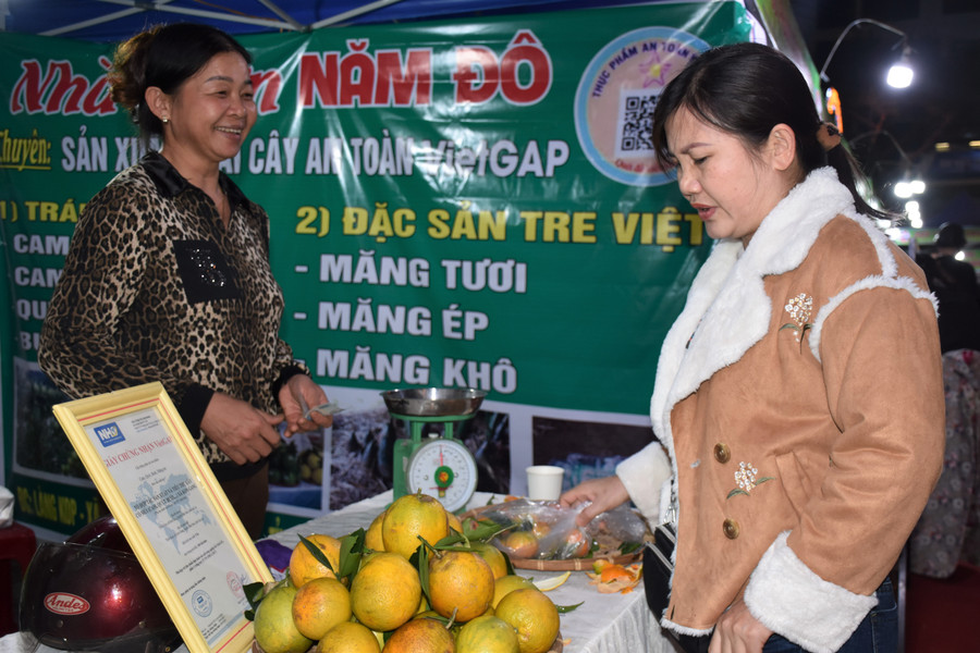 Gian hàng trái cây sạch Năm Đô thu hút du khách đến tham qua, mua sắm. Ảnh: Trần Dung Gian hàng Trái cây sạch Năm Đô thu hút du khách. Ảnh: Trần Dung