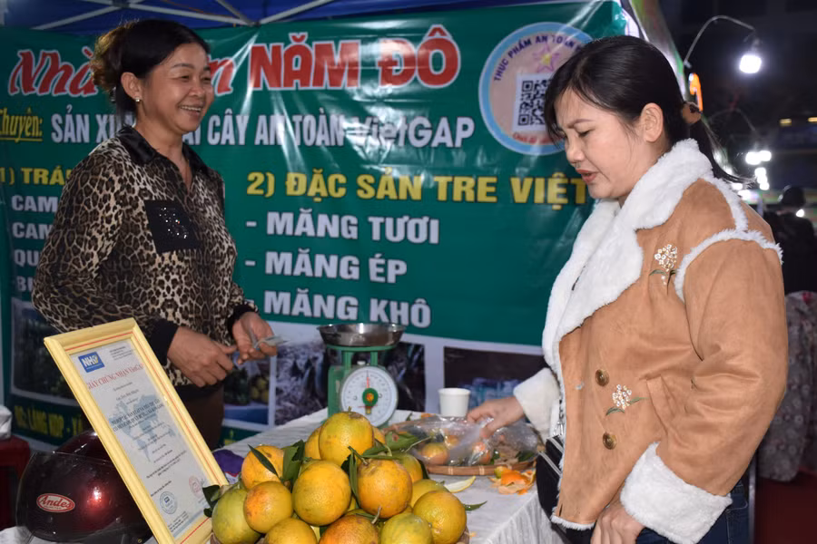 Gian hàng Trái cây sạch Năm Đô thu hút du khách. Ảnh: Trần Dung