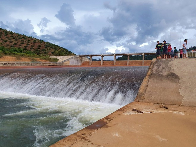 Hồ đập tràn đập thủy lợi Đạ Lây, nơi nạn nhân bị trượt chân rơi xuống mất tích. ẢNH: TRÙNG DƯƠNG