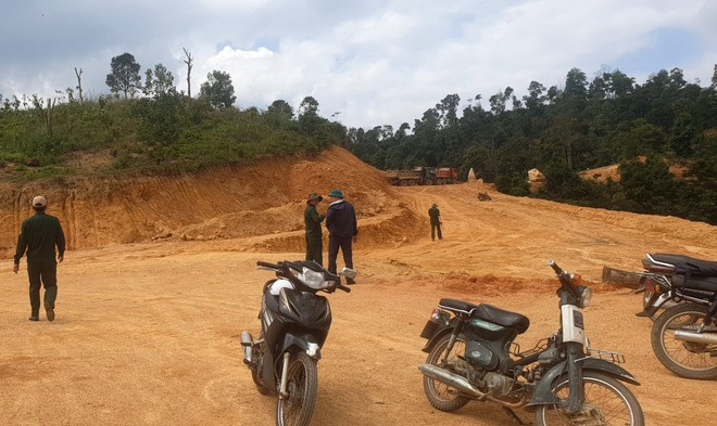 Cơ quan chức năng kiểm tra thực tế các vi phạm tại TK473. ẢNH: TRÙNG DƯƠNG