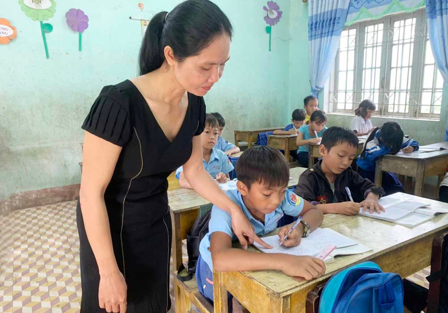 Cô Ksor H’Ning-giáo viên Trường Tiểu học Lê Quý Đôn (xã Ia Ma Rơn) hướng dẫn học sinh làm bài tập. Ảnh: Nguyên Hương Cô Ksor H’Ning-giáo viên Trường Tiểu học Lê Quý Đôn, xã Ia Ma Rơn hướng dẫn học sinh làm bài tập. Ảnh: N.H