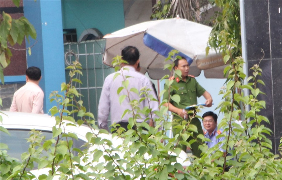  Công an, viện kiểm sát đang khám nghiệm hiện trường. Ảnh: Đình Trọng Theo Đình Trọng (LĐO)