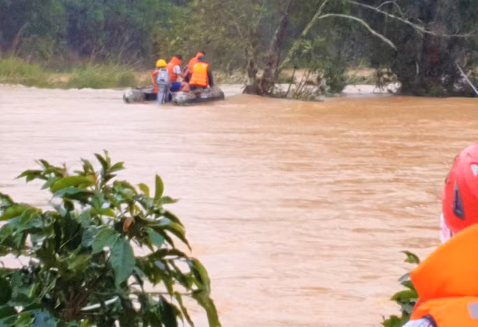 Lực lượng chức năng vẫn đang tích cực tìm kiếm 2 du khách mất tích.