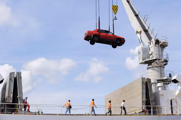 Một chiếc xe hơi đã qua sử dụng được đưa lên tàu ở Hamburg, Đức để xuất khẩu - Ảnh: New York Times/Alamy