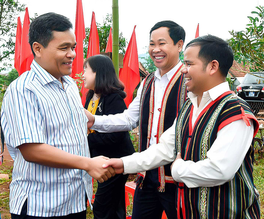 Đến dự ngày hội đại đoàn kết toàn dân tộc có Đồng chí Hồ Văn Niên- Ủy viên dự khuyết Trung ương Đảng, Bí thư Tỉnh ủy, Trưởng đoàn đại biểu Quốc hội tỉnh cùng 351 hộ dân ở làng Tul Đoa xã Đak Sơ Mei huyện Đak Đoa.