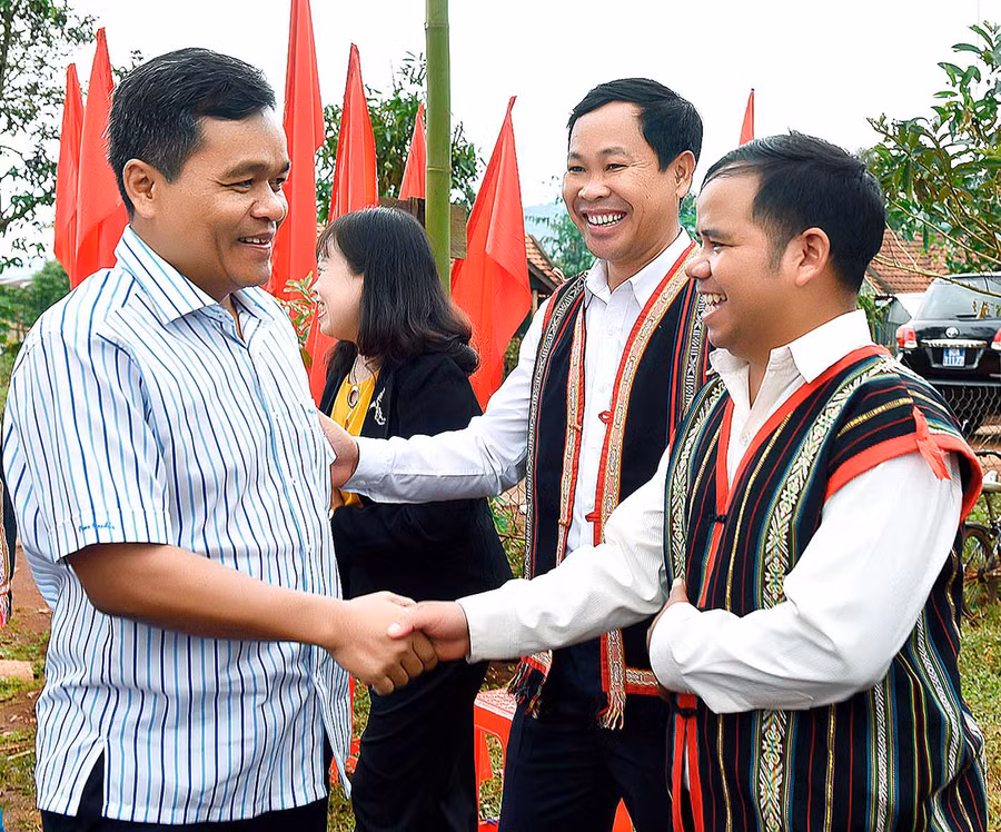 Đến dự ngày hội đại đoàn kết toàn dân tộc có Đồng chí Hồ Văn Niên- Ủy viên dự khuyết Trung ương Đảng, Bí thư Tỉnh ủy, Trưởng đoàn đại biểu Quốc hội tỉnh cùng 351 hộ dân ở làng Tul Đoa xã Đak Sơ Mei huyện Đak Đoa.