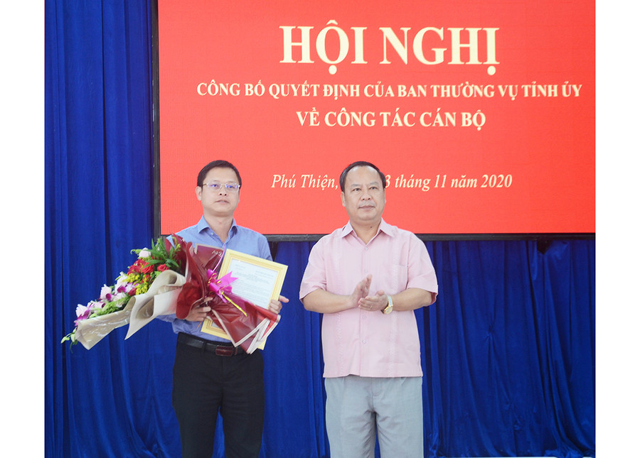 Đồng chí Châu Ngọc Tuấn-Phó Bí thư Thường trực Tỉnh ủy, Chủ tịch HĐND tỉnh trao quyết định của Ban Thường vụ Tỉnh ủy về công tác cán bộ cho đồng chí Nguyễn Hoàng Phong. Ảnh: Phương Linh Đồng chí Châu Ngọc Tuấn-Phó Bí thư Thường trực Tỉnh ủy, Chủ tịch HĐND tỉnh trao quyết định của Ban Thường vụ Tỉnh ủy về công tác cán bộ cho đồng chí Nguyễn Hoàng Phong. Ảnh: Phương Linh