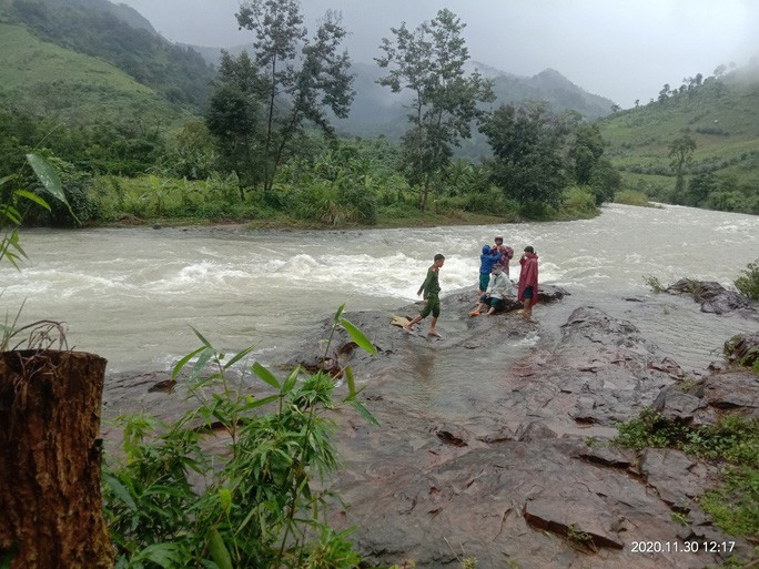  Lực lượng chức năng huyện Khánh Sơn bị kẹt ở suối