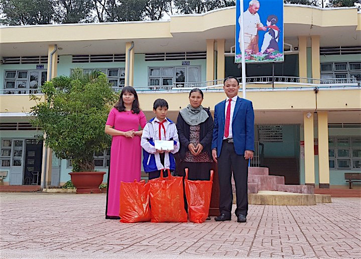 Giáo dục tinh thần tương thân tương ái, giúp đỡ các bạn khó khăn cùng tiến là một trong những nội dung được Trường THCS Phạm Hồng Thái (TP. Pleiku) lồng ghép trong giờ chào cờ. Ảnh: Mộc Trà