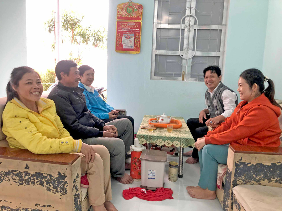 Chị Nguyễn Thị Hòa (bìa trái; tổ 3, phường An Phú, thị xã An Khê) vui mừng tiếp cán bộ Ủy ban MTTQ Việt Nam phường trong ngôi nhà mới. Ảnh: Nguyễn Giang