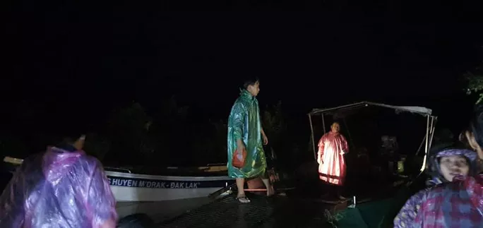 Lực lượng chức năng túc trực để ứng cứu người dân trong lòng hồ