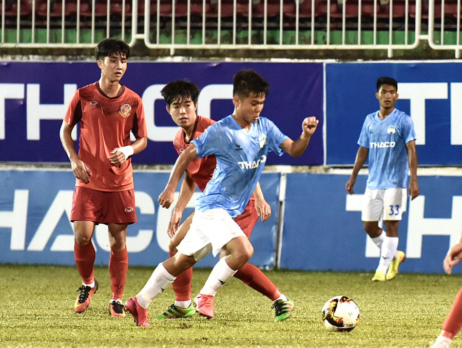 Các cầu thủ U21 HAGL (bên phải) sẽ phải chứng tỏ bản lĩnh của mình trong trận đấu sắp tới. Ảnh: Lê Văn Ngọc