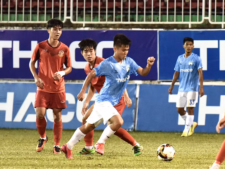 Các cầu thủ U21 HAGL (bên phải) sẽ phải chứng tỏ bản lĩnh của mình trong trận đấu sắp tới. Ảnh: Lê Văn Ngọc
