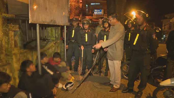 Bốn học sinh, thanh thiếu niên bị bắt giữ