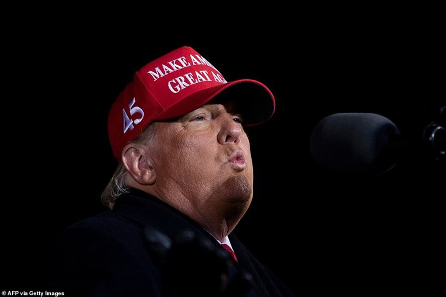  Tổng thống Donald Trump kết thúc ngày vận động tranh cử cuối cùng lúc nửa đêm 2.11 ở Michigan. Ảnh: AFP.