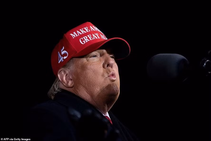  Tổng thống Donald Trump kết thúc ngày vận động tranh cử cuối cùng lúc nửa đêm 2.11 ở Michigan. Ảnh: AFP.