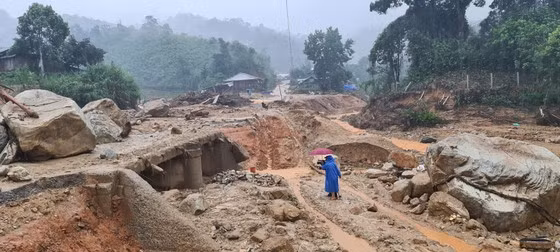 Cây cầu bê tông tại trung tâm xã bị gãy nhịp. Ảnh: NGỌC PHÚC