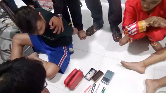 Hiện trường vụ bắt ma túy và tang vật thu giữ.