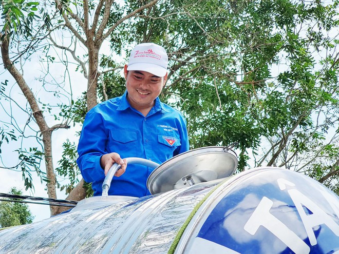 Thanh niên Quảng Nam tiếp nước cho người dân sau bão số 9