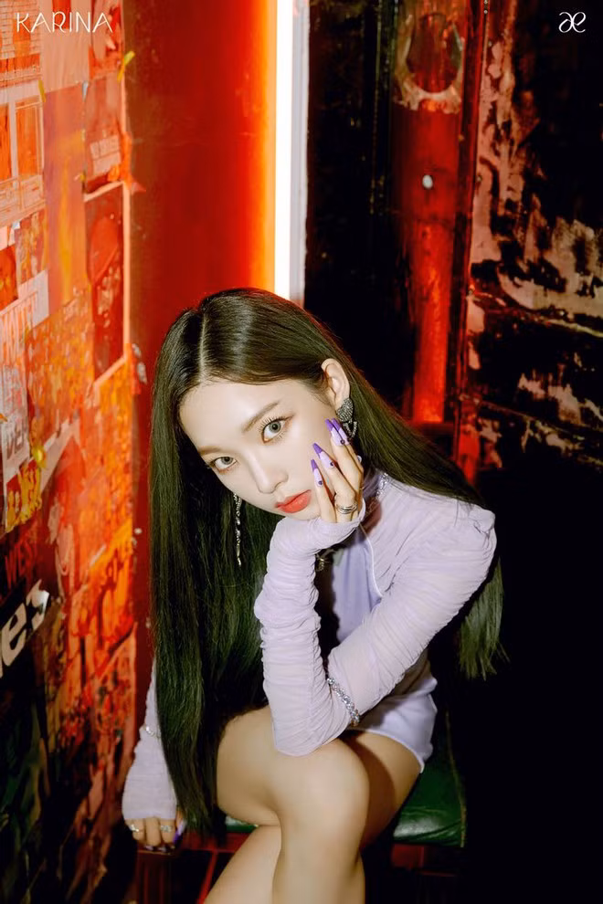 Thủ lĩnh nhóm Aespa sở hữu chiều cao 1,67m, vóc dáng mảnh mai, cân đối với những đường cong khỏe khoắn, quyến rũ. Karina cũng gây ấn tượng mạnh với gương mặt nhỏ nhắn, cùng những đường nét sắc sảo, đẹp lạ như bước ra từ đồ họa máy tính ẢNH: SM ENTERTAINMENT