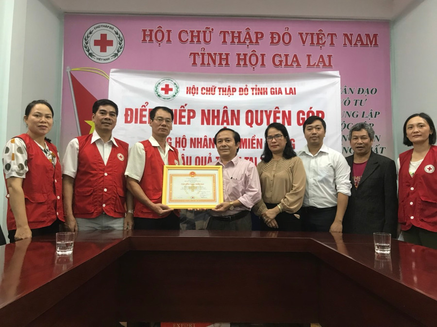 Lãnh đạo Bệnh viện Đa khoa tỉnh trao tiền hỗ trợ đồng bào miền Trung cho Hội Chữ thập đỏ tỉnh. Ảnh: Hồng Ngọc Lãnh đạo Bệnh viện Đa khao tỉnh trao tiền hỗ trợ trên 52 triệu đồng. Ảnh: Hồng Ngọc