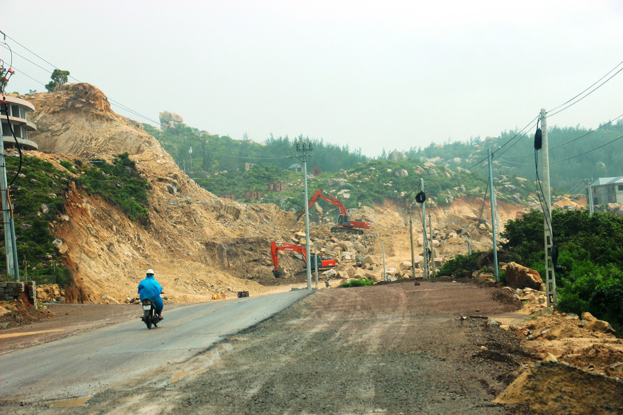 Thi công dự án đường ven biển ĐT 639 (đoạn tại xã Cát Tiến, huyện Phù Cát). Ảnh: Dũ Tuấn.