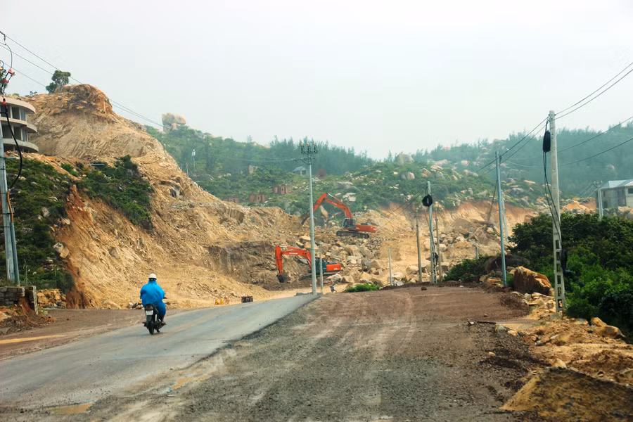 Thi công dự án đường ven biển ĐT 639 (đoạn tại xã Cát Tiến, huyện Phù Cát). Ảnh: Dũ Tuấn. Thi công dự án đường ven biển ĐT 639 (đoạn tại xã Cát Tiến, huyện Phù Cát). Ảnh: Dũ Tuấn.