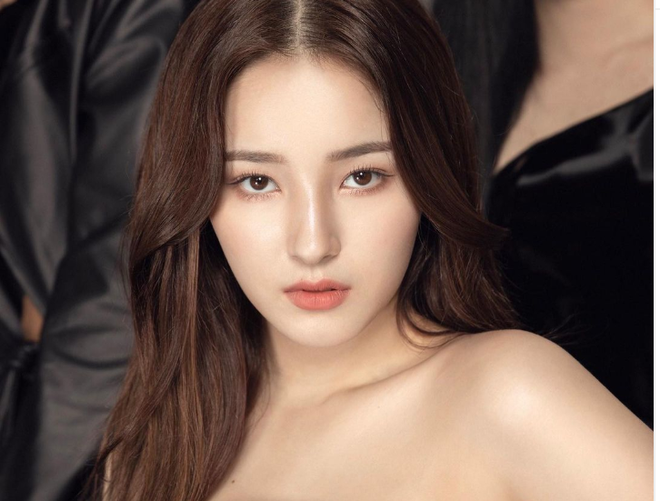 Vào năm 2018 - 2019, cô từng bị tăng cân chóng mặt và thường bị lộ nhiều khoảnh khắc phát tướng cùng gương mặt béo tròn. Lúc bấy giờ thành viên nhóm Momoland nhận nhiều lời chê bai ngoại hình mập mạp, đùi to và bụng ngấn mỡ ẢNH: INSTAGRAM NV