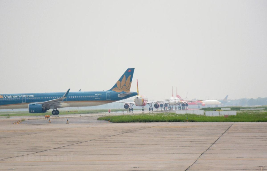 Máy bay trên đường lăn ra đường băng để chuẩn bị cất cánh tại một sân bay. 