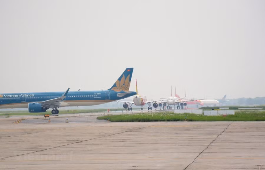 Máy bay trên đường lăn ra đường băng để chuẩn bị cất cánh tại một sân bay. 