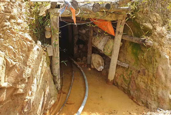  Nhiều đường hầm được các đối tượng đào khoét sâu vào chân núi để khai thác vàng. Ảnh: ĐÔNG NGUYÊN