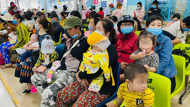 Trẻ đi khám bệnh tại Bệnh viện Nhi đồng 1 ngày 20.10. ẢNH: DUY TÍNH