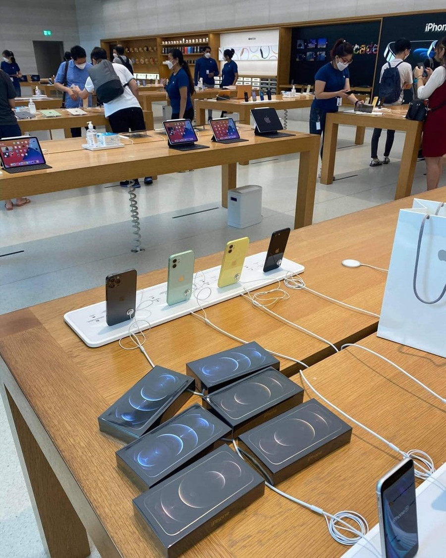 Nhiều dân buôn iPhone xách tay nhờ người quen tại nước ngoài “săn” giúp máy sớm. Ảnh: Nguyễn Duy